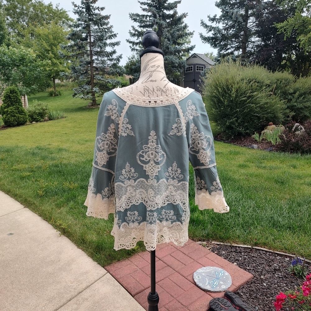 Democracy Baggy Small Lace Cold Shoulder Top! - Picture 9 of 13